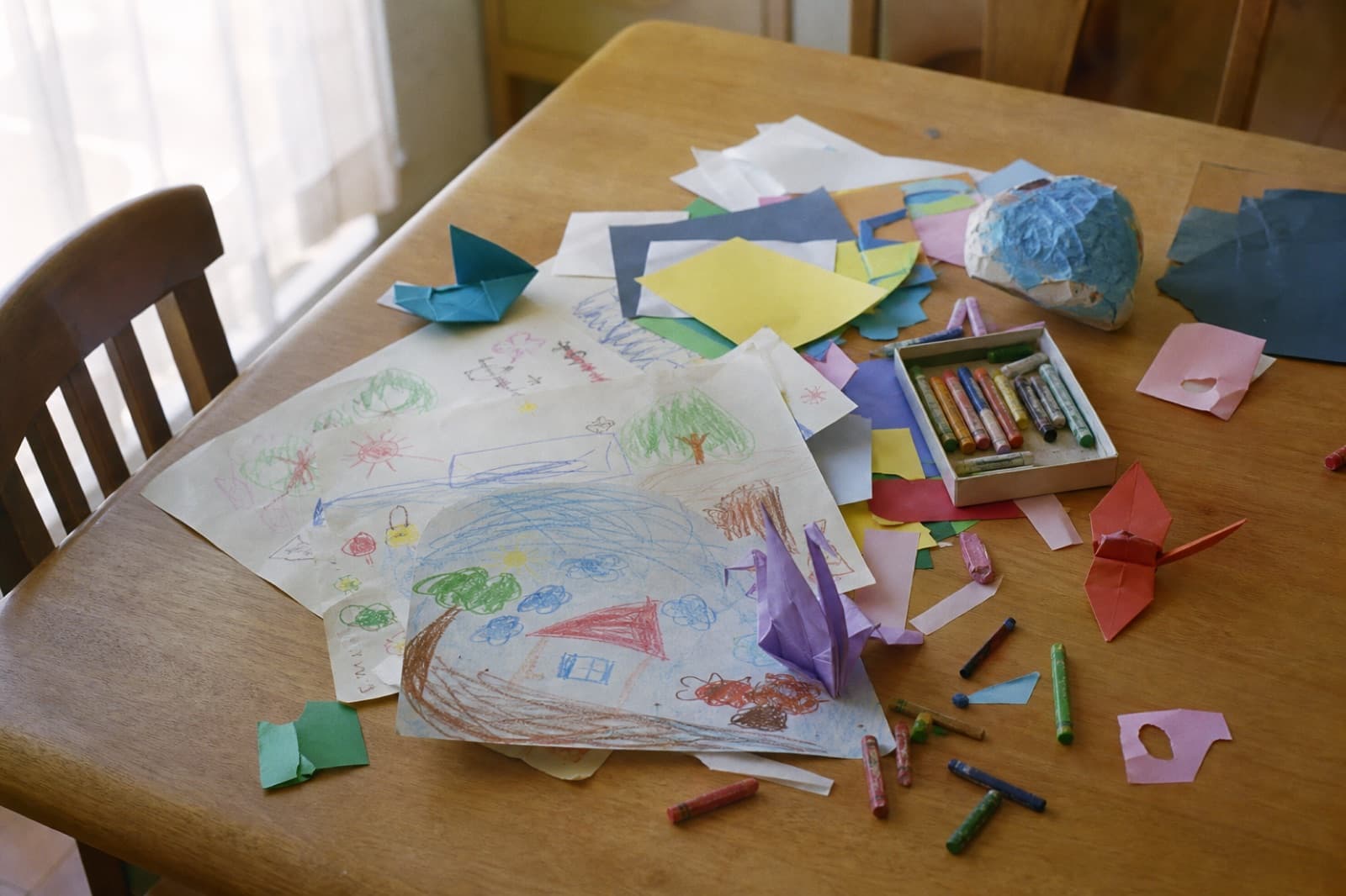 部屋に散らかった子どもの作品や写真